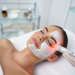Soin combiné : pourquoi associer lumière pulsée et peeling change tout